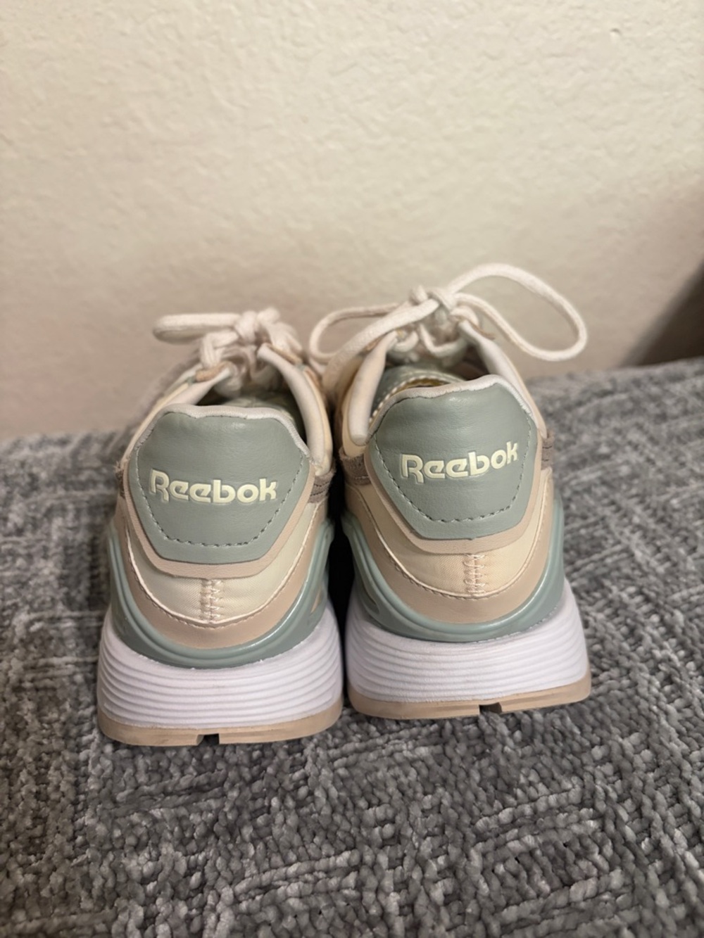 Reebok Women's Cream & Beige Retro Runner Sneakers with Soft Sage Accents 8.5 - Picture 4 of 7
